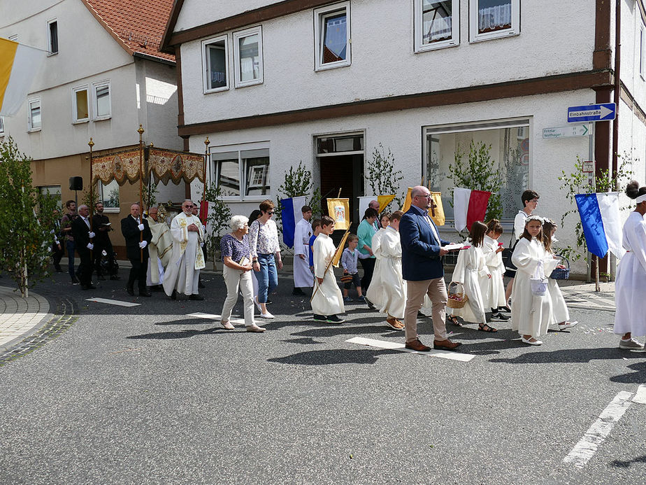 Fronleichnamsprozession durch die Straßen von Naumburg (Foto: Karl-Franz Thiede)